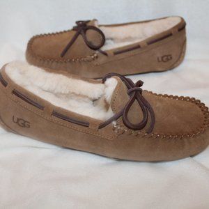 NEW UGG WOMEN'S DAKOTA SUEDE SHEARLING LINED‎ BOW SLIPPERS CHESTNUT